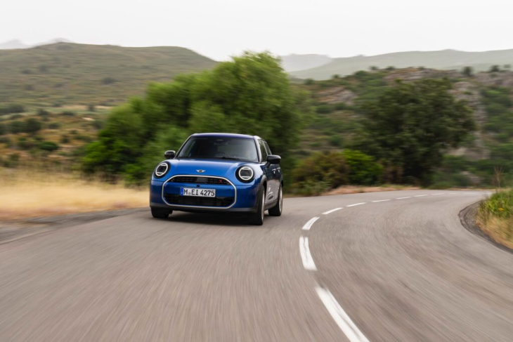 mini fünftürer f65: fotos zeigen cooper s in icy sunshine blue