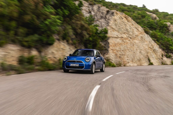 mini fünftürer f65: fotos zeigen cooper s in icy sunshine blue