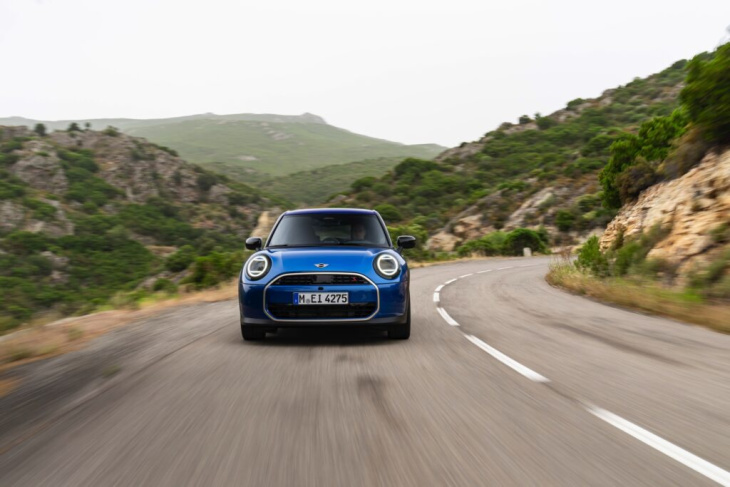 mini fünftürer f65: fotos zeigen cooper s in icy sunshine blue