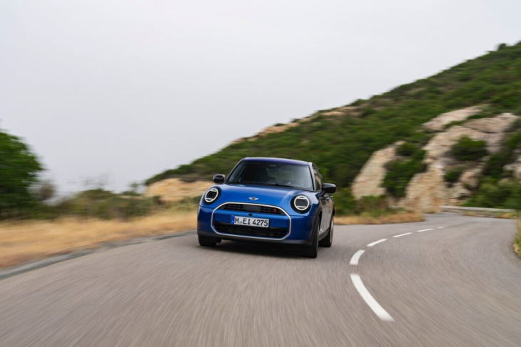 mini fünftürer f65: fotos zeigen cooper s in icy sunshine blue