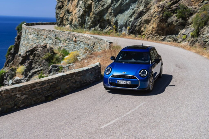 mini fünftürer f65: fotos zeigen cooper s in icy sunshine blue