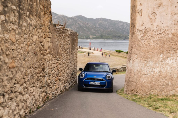 mini fünftürer f65: fotos zeigen cooper s in icy sunshine blue