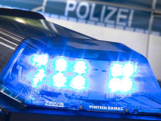 auffahrunfall mit acht autos - 25-jährige fahrerin verletzt