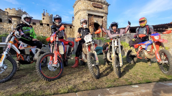 uebigauer motorsportler machen in mortka auf mad max