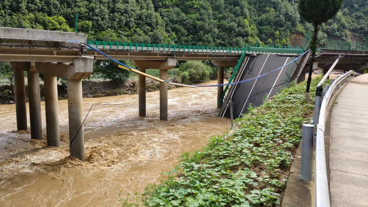 china: mindestens elf menschen sterben bei teil-einsturz einer autobahnbrücke