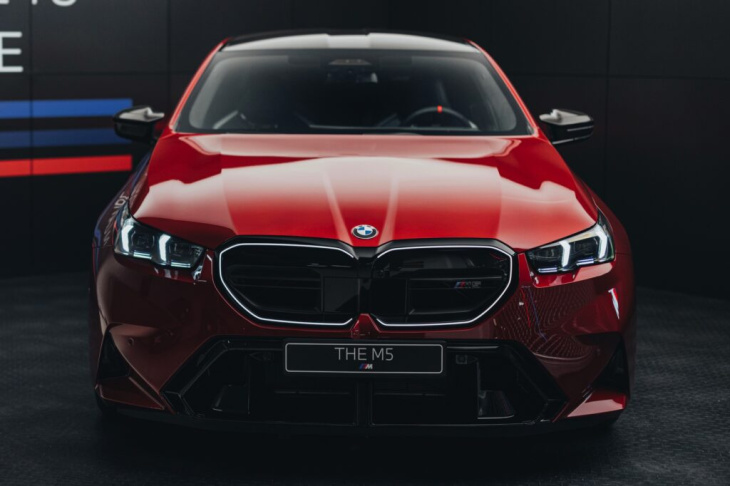 727 ps in fire red: mehr fotos zum neuen bmw m5 g90