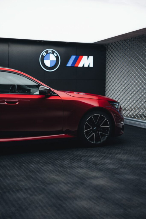 727 ps in fire red: mehr fotos zum neuen bmw m5 g90