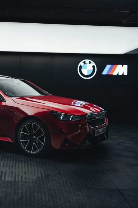 727 ps in fire red: mehr fotos zum neuen bmw m5 g90