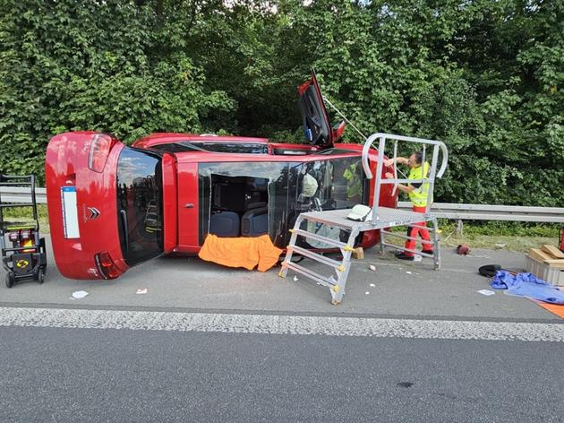 zwei schwerverletzte nach unfall auf der a1 – autobahn stundenlang gesperrt