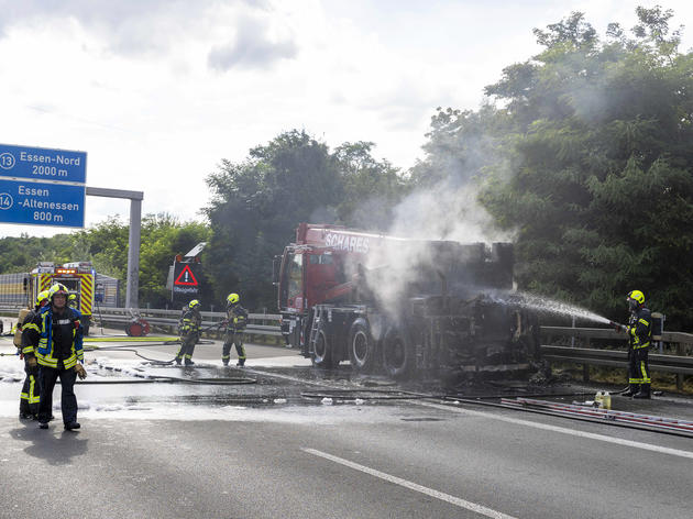 brennender autokran sorgt für stundenlange autobahnsperrung