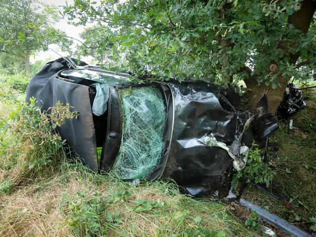 amg-fahrer will mehrere autos rechts überholen – frau schwebt nach schlimmen unfall in lebensgefahr