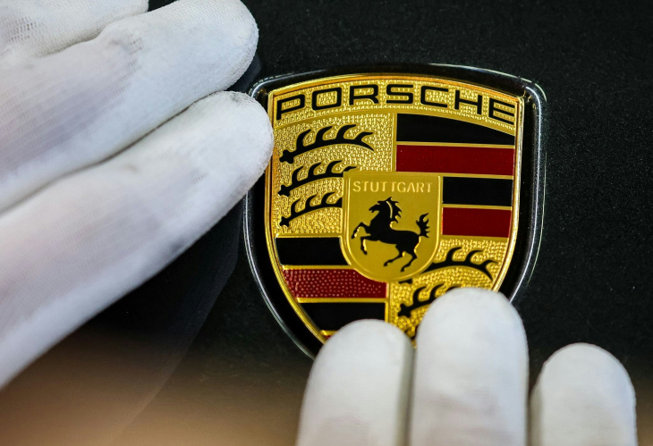 sportwagenbauer: porsche senkt wegen lieferketten-problemen prognose