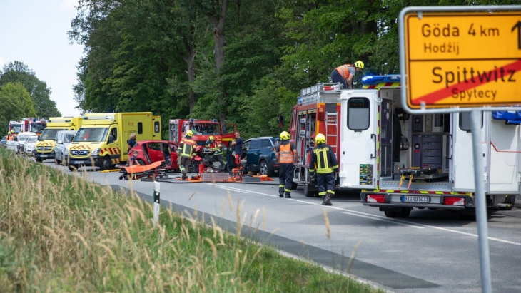 schwerer unfall bei göda: zwei frauen und zwei kinder verletzt