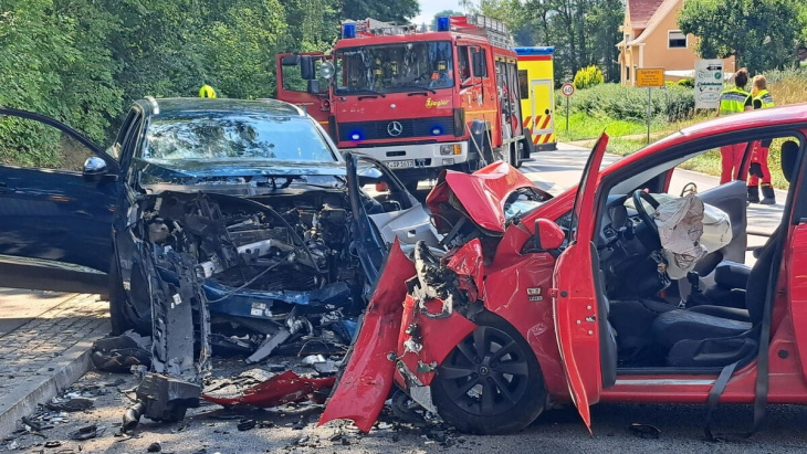 schwerer unfall bei göda: zwei frauen und zwei kinder verletzt