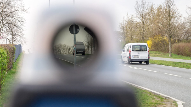 a 4: raser droht bußgeld von 700 euro, zwei punkte und drei monate fahrverbot