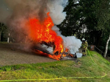 Audi A6 in Flammen: Großeinsatz für Feuerwehr auf Autobahn 1