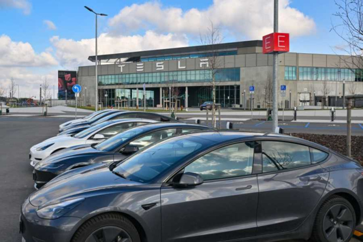 tesla verschiebt robotaxi-vorstellung auf oktober