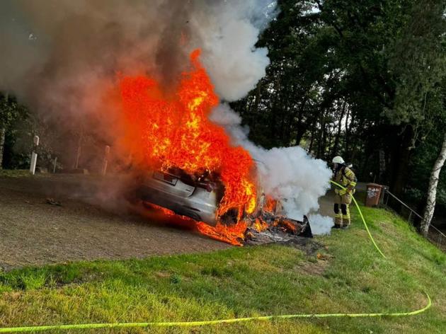 audi a6 in flammen: großeinsatz für feuerwehr auf autobahn 1