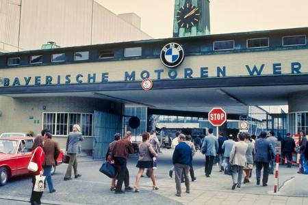 bmw-neuwagen mit champagner im séparée abholen