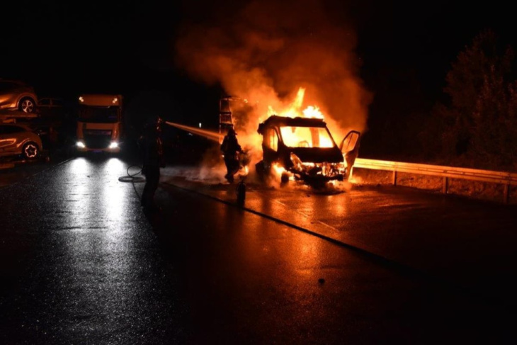 auto fackelt auf a2 komplett ab: fahrer entgeht unglück nur knapp