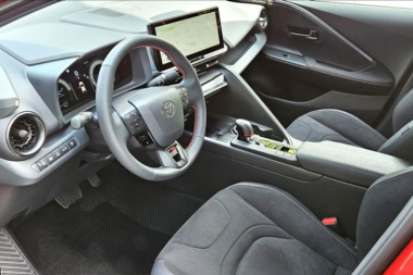 Gebrauchtwagen-Angebot: Toyota C-HR 2.0 Plug-in Hybrid