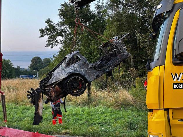 zwei tote nach unfall im kreuz dortmund/unna: porsche auf a44 ausgebrannt