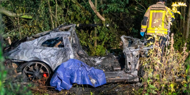 verdacht auf illegales rennen - porsche-fahrer verliert kontrolle bei 200 km/h - zwei menschen verbrennen im wrack