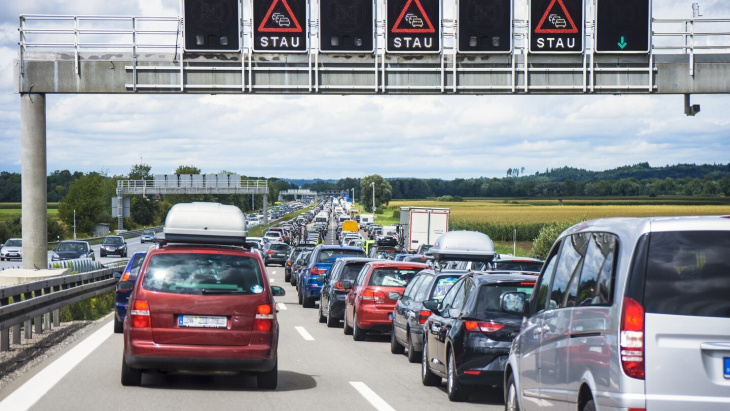 stau-wochenende des jahres steht bevor: das dürfen autofahrer, das nicht