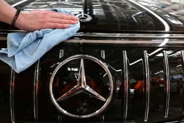 Automobilkonzern: Mercedes-Benz fährt deutliche Rückgänge ein