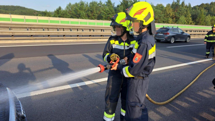 fahrzeugbrand auf der a2