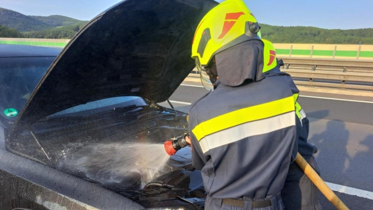 fahrzeugbrand auf der a2