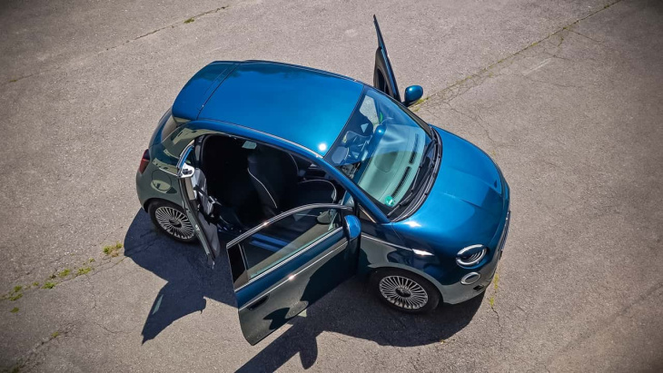 fiat 500 elektro 3+1 (2024) im test: besser mit zusatztür?