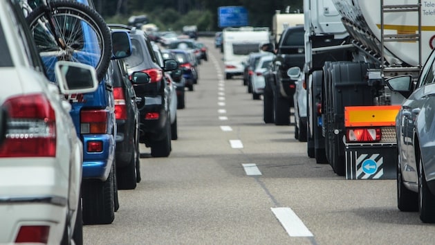 in deutschland verboten: nachbarland lässt motorräder durch rettungsgasse fahren