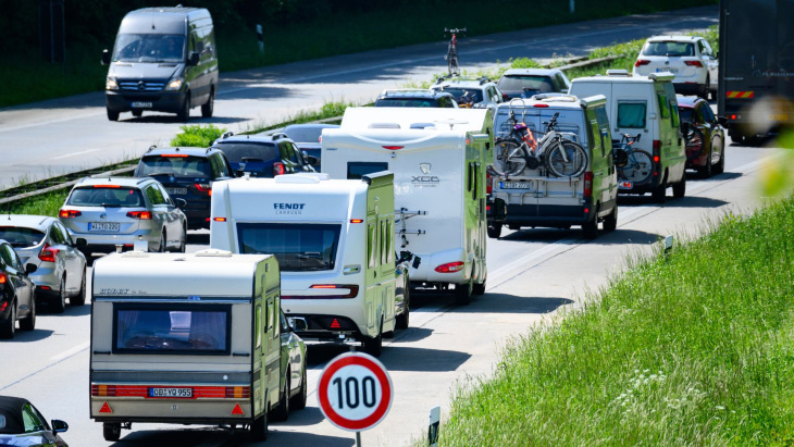 wartezeiten im stau unter fünf stunden – chaos auf autobahnen bleibt aus