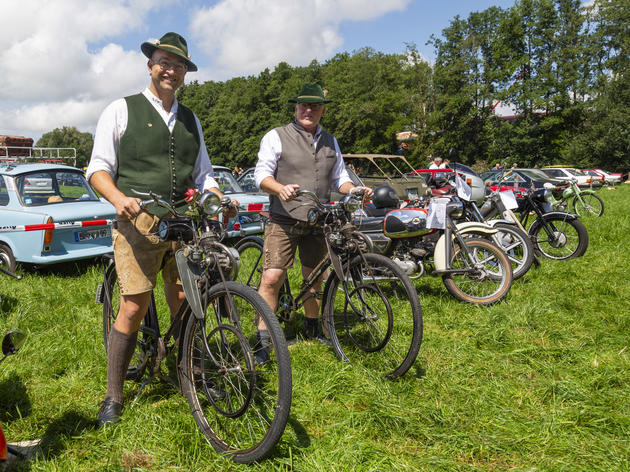 traditionelles oldtimertreffen in kemoding: vom 1-ps-fahrrad bis zum mercedes cabrio