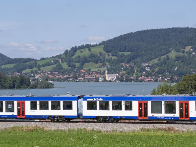 zug rammt auto am schliersee: pkw mit vierköpfiger familie in bach geschleudert