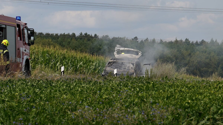 schock bei rennersdorfer feuerwehr: kamerad stirbt nach pkw-brand