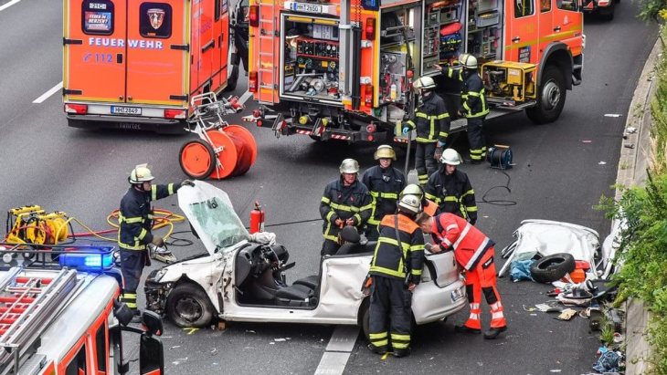 a1 in hamburg: auto kracht in lkw – sperrung aufgehoben