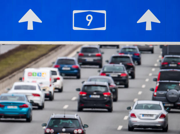 sperrung der a9 richtung münchen – transporter mit sieben geladenen autos fängt feuer