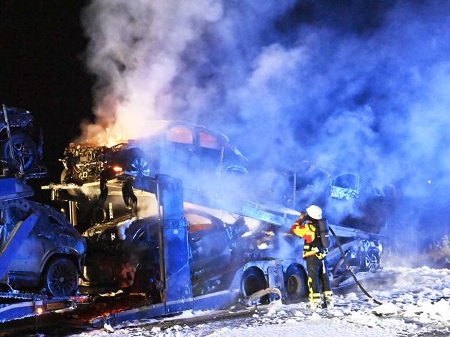 autotransporter brennt aus: a9 in fahrtrichtung münchen komplett gesperrt