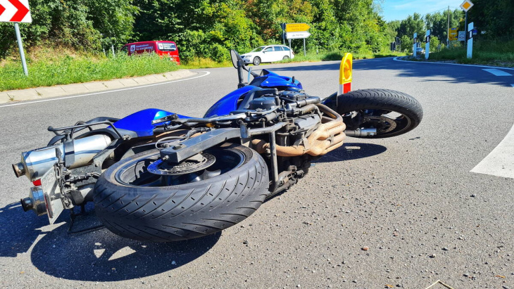 motorradunfall mit porsche am harthaer kreuz