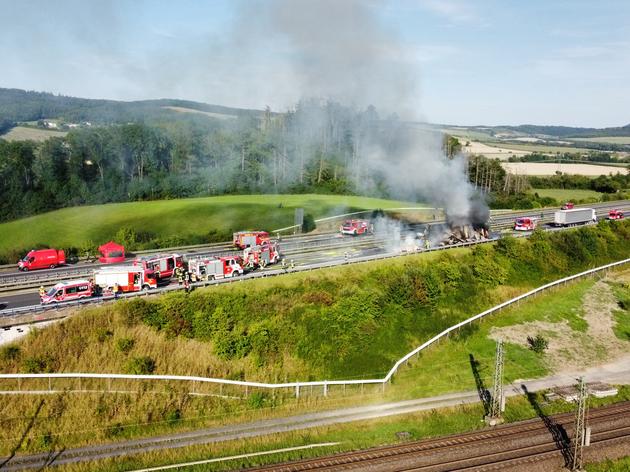 nach brand von lastwagen auf a 38: fahrbahn muss erneuert werden