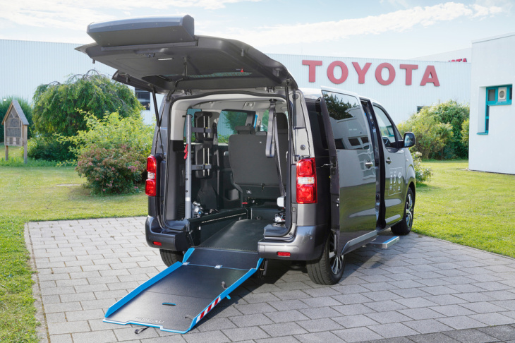 rollstuhl-sportler im umgebauten toyota proace verso