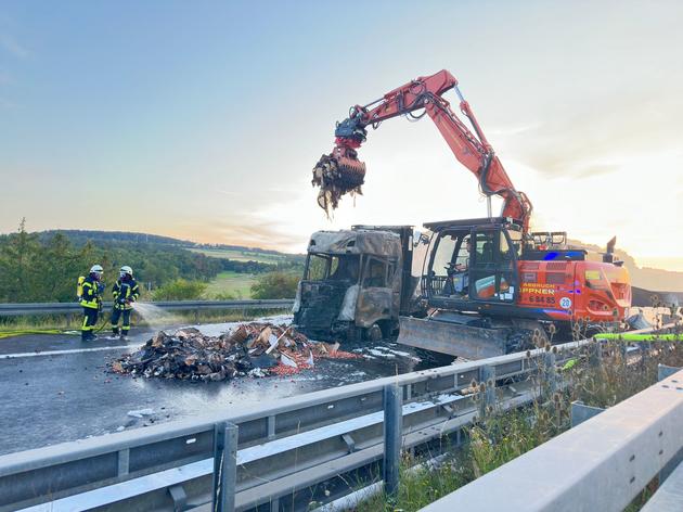 lkw brennen auf autobahn 38: fahrbahn muss saniert werden