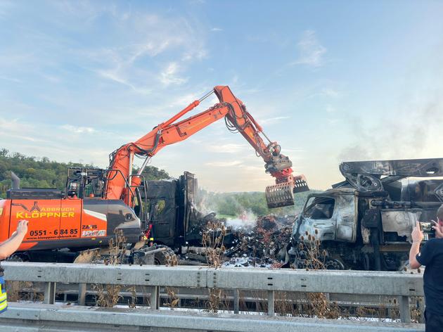 lkw brennen auf autobahn 38: fahrbahn muss saniert werden