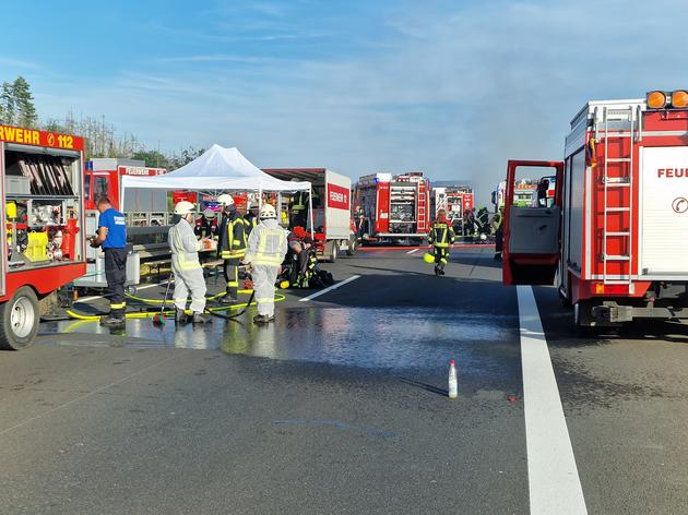 lkw brennen auf autobahn 38: fahrbahn muss saniert werden