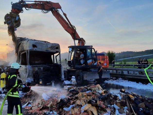 lkw brennen auf autobahn 38: fahrbahn muss saniert werden