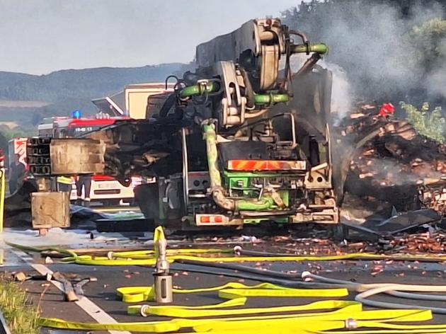 lkw brennen auf autobahn 38: fahrbahn muss saniert werden