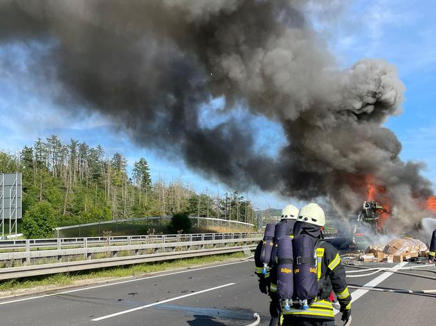 lkw brennen auf autobahn 38: fahrbahn muss saniert werden