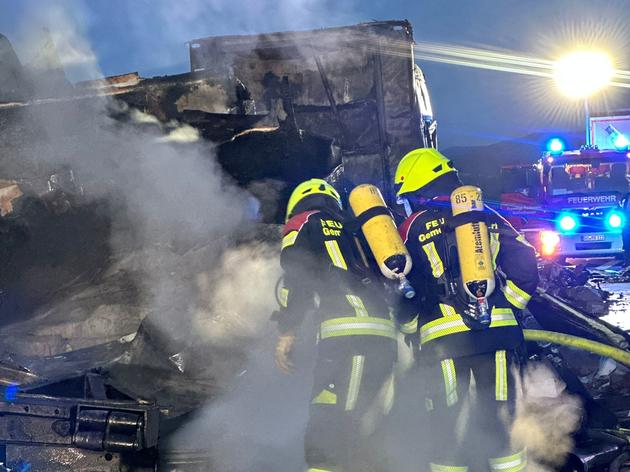 lkw brennen auf autobahn 38: fahrbahn muss saniert werden